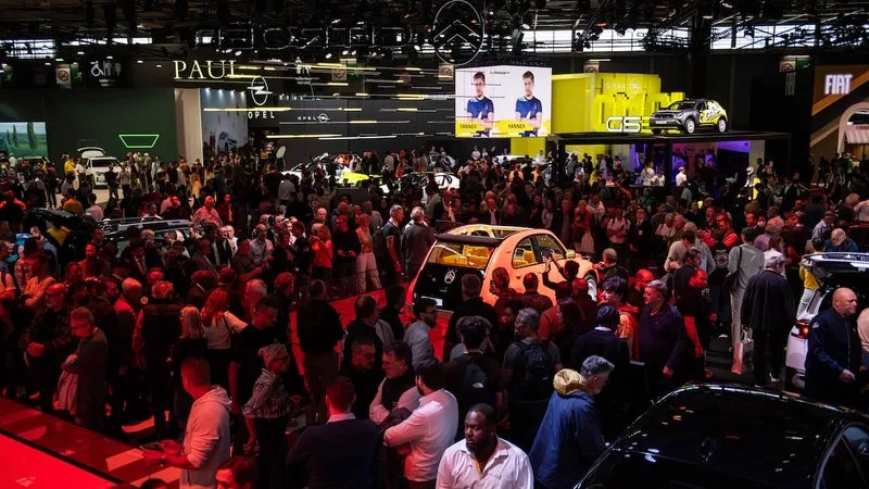 Les ventes de voitures patinent mais les Français se ruent au Mondial de l'Auto: un record de 86.000 visiteurs par jour pour admirer les voitures (avec un tiers de marques chinoises)