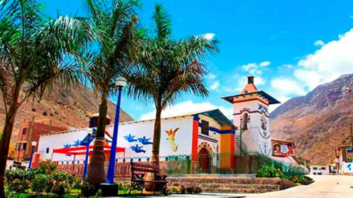 El pueblo de Lima que parece salido de un retablo: está a pocas horas de la capital y sus calles están llenas de color