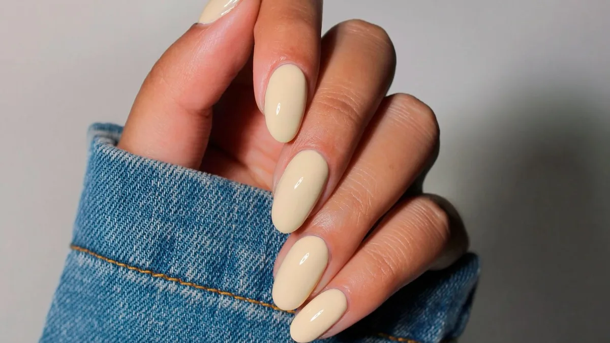 Adiós a las uñas ‘milky’: los tres colores que triunfan este verano y anticipan el otoño sin oscurecer la manicura