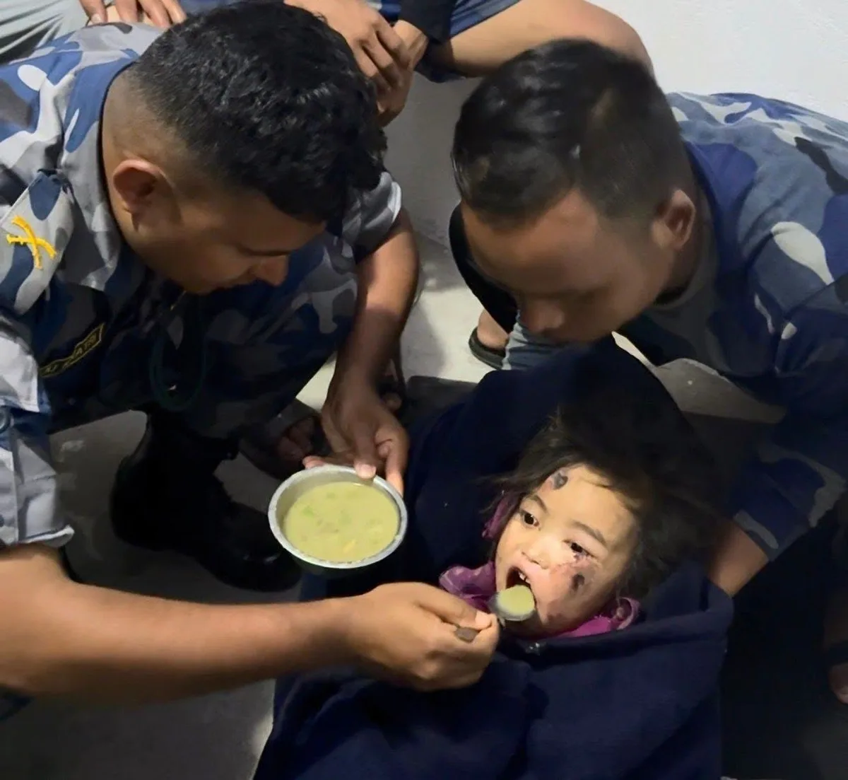 Estremecedor video: rescatan con vida a una niña de seis años en Nepal tras 60 horas atrapada entre los escombros