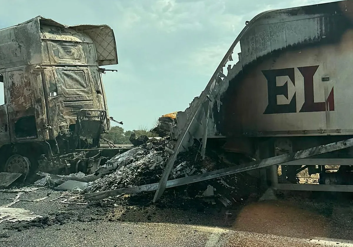 Tres kilómetros de retenciones en la A-66 por el incendio de un camión en El Ronquillo