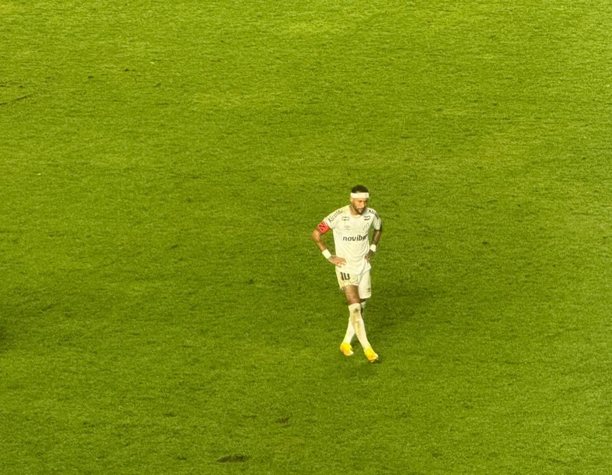 Santos x Palmeiras: Neymar sente dores na coxa direita e é substituído em clássico da Copa do Brasil