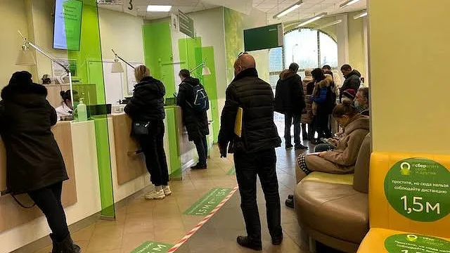 Russos retiram milhares de milhões dos bancos com receio de que Kremlin avance sobre poupanças