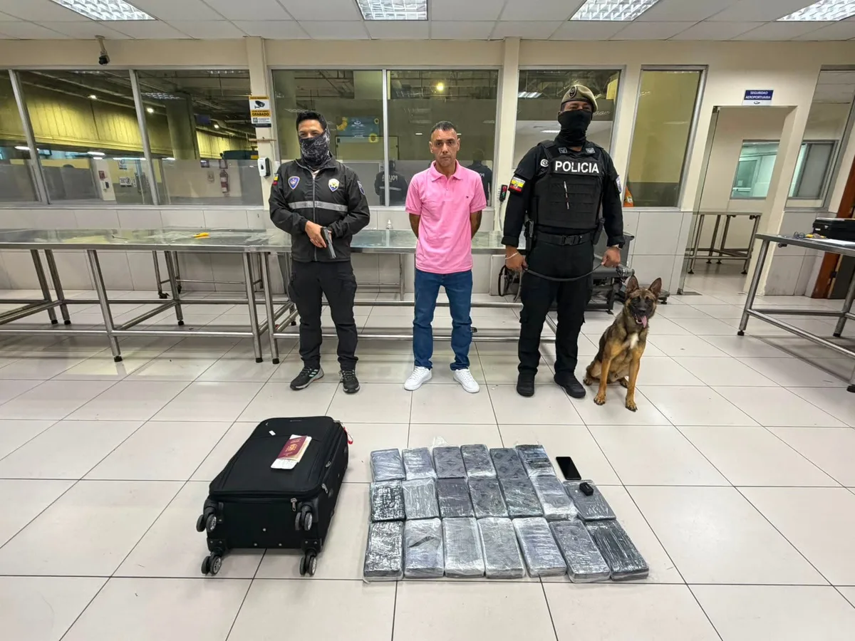 Un pasajero español fue detenido en Guayaquil con casi 20 kilos de droga