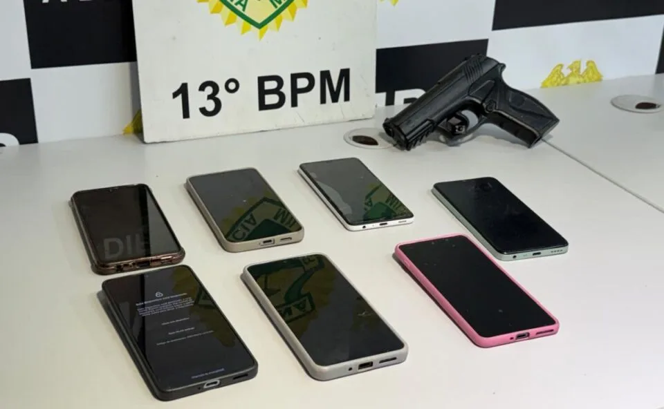 Quatro suspeitos de assaltos são presos com celulares roubados e simulacro de arma em Curitiba