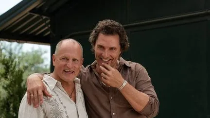 Matthew McConaughey et Woody Harrelson sont-ils vraiment frères ? Cinq choses à savoir sur cette folle rumeur devenue une série : "Brothers"
