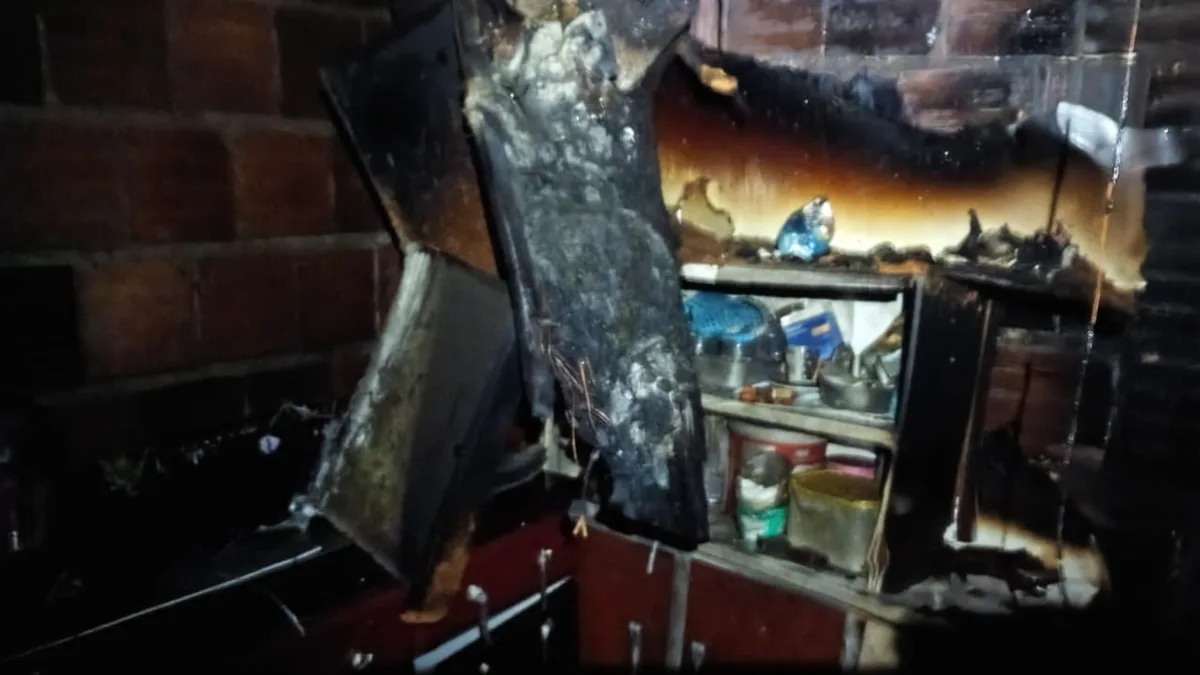 Incêndio atinge casa em Sobral e destrói móveis e sucata acumulada; vídeo