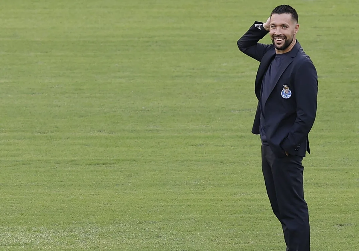 El entrenador de Oporto elogia al Betis pero critica el césped de la Cartuja: «Igual que contra el Marítimo»
