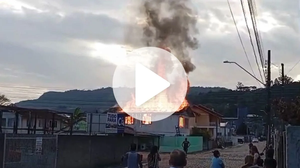 FOTOS: Incêndio de grandes proporções que destruiu casa completamente deixou uma pessoa com queimaduras graves de primeiro e segundo grau em SC