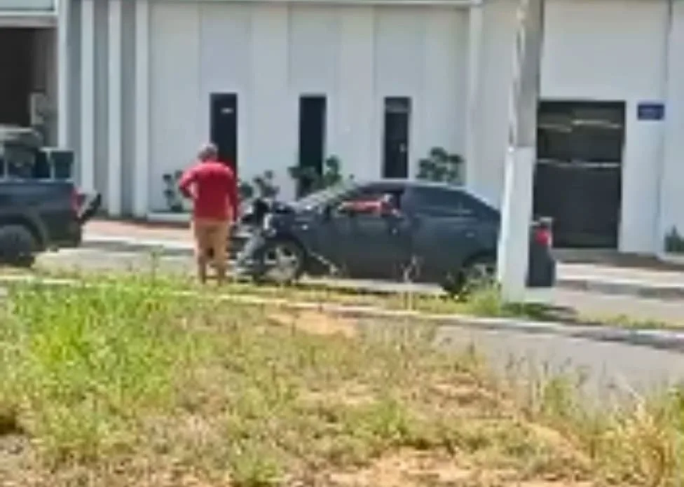 Carro tenta acessar rua sem sinalizar e causa acidente em Cruzeiro do Sul