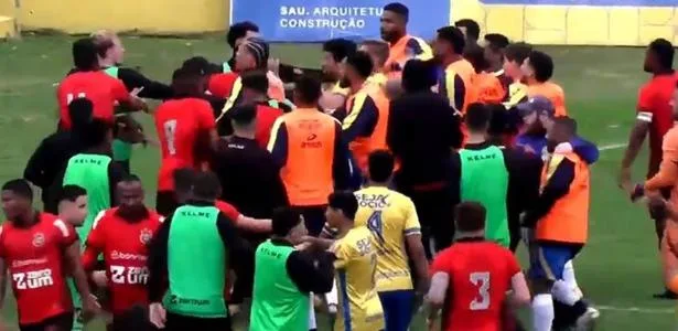 Clássico no RS é suspenso após rojões no campo e pancadaria de 6 minutos