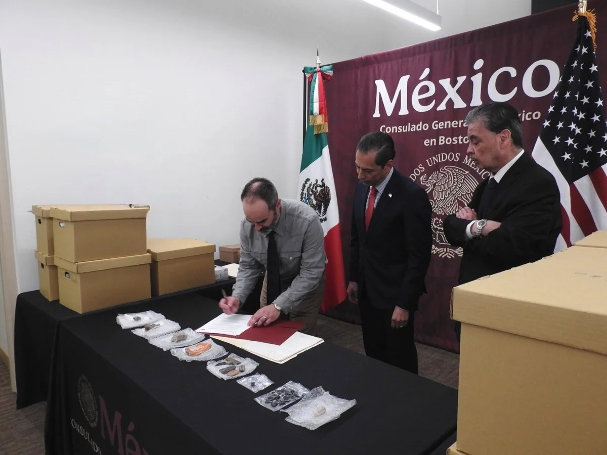 Un arquéologo estadounidense restituye a México más de 1.100 bienes arqueológicos prehispánicos