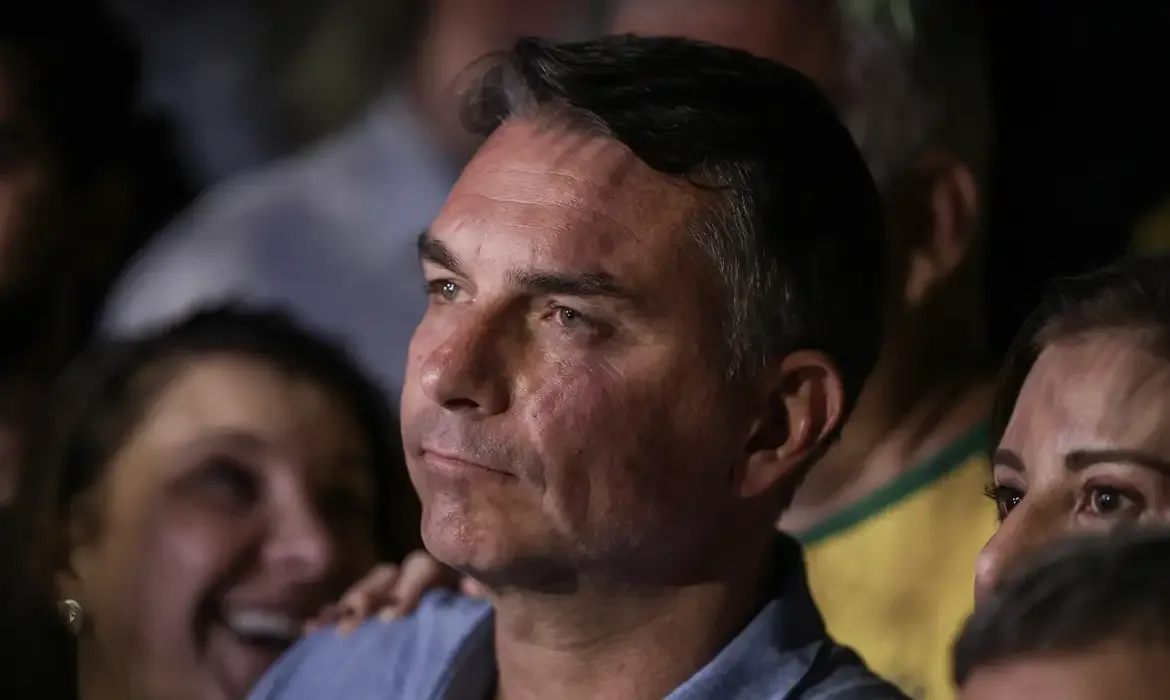 Flávio Bolsonaro teve voos pagos por bet de investigado por fraude no INSS