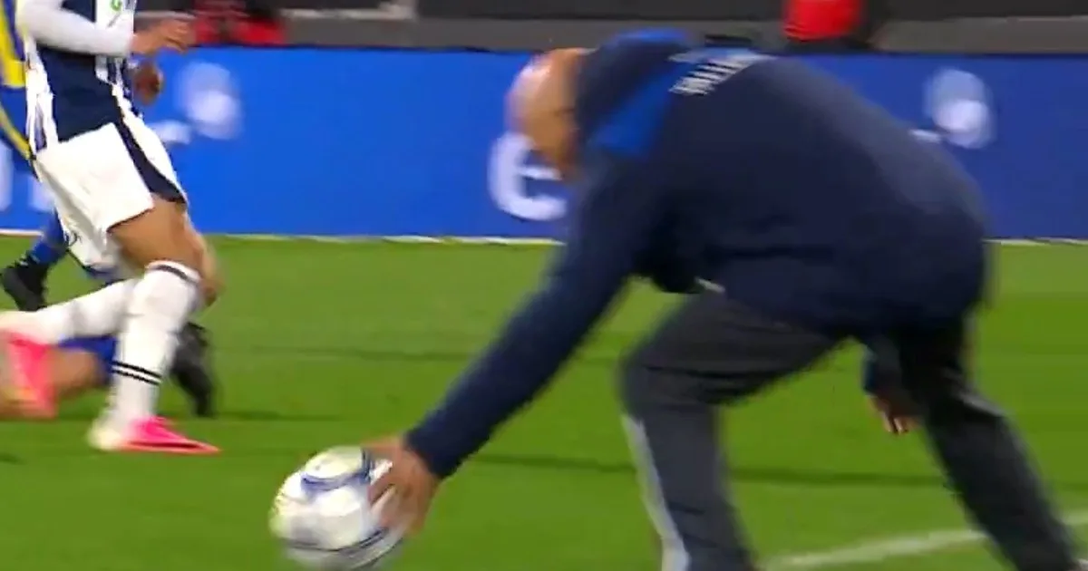 Video: Sampaoli quiso apurar un lateral para Talleres, le cobraron mano y casi termina en gol de Rosario Central