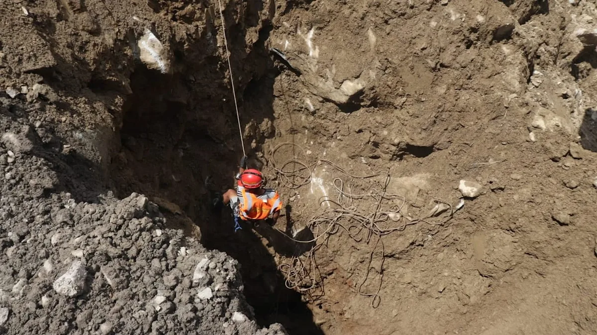 Nach Flutkatastrophe in Nepal - Retter suchen in Tunneln nach 350 Bauarbeitern