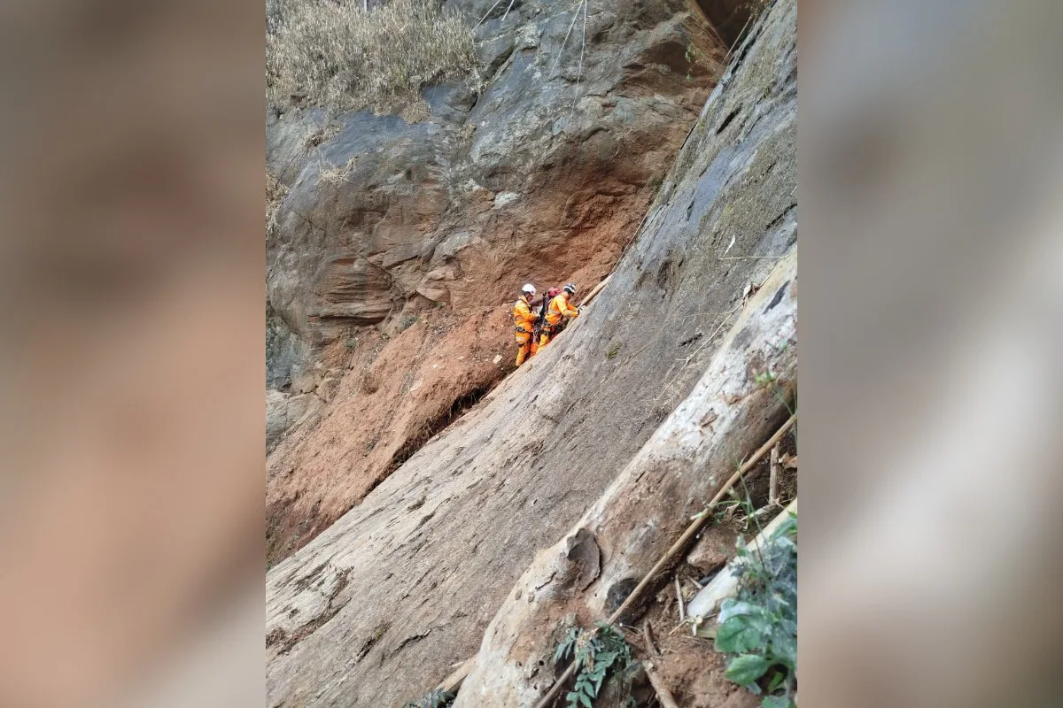 Em surto, mulher se joga em fenda e é resgatada após dois dias em MG