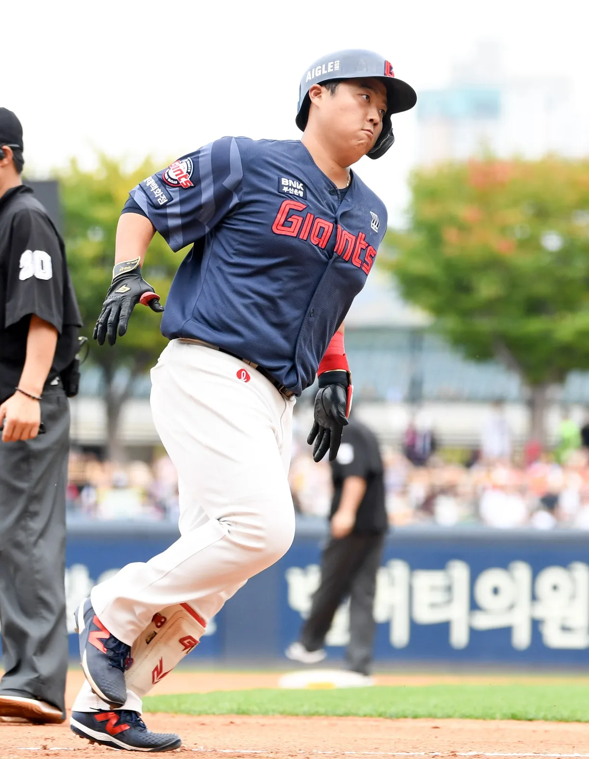 롯데 한동희 만루포... 갈길 바쁜 KIA 잡았다