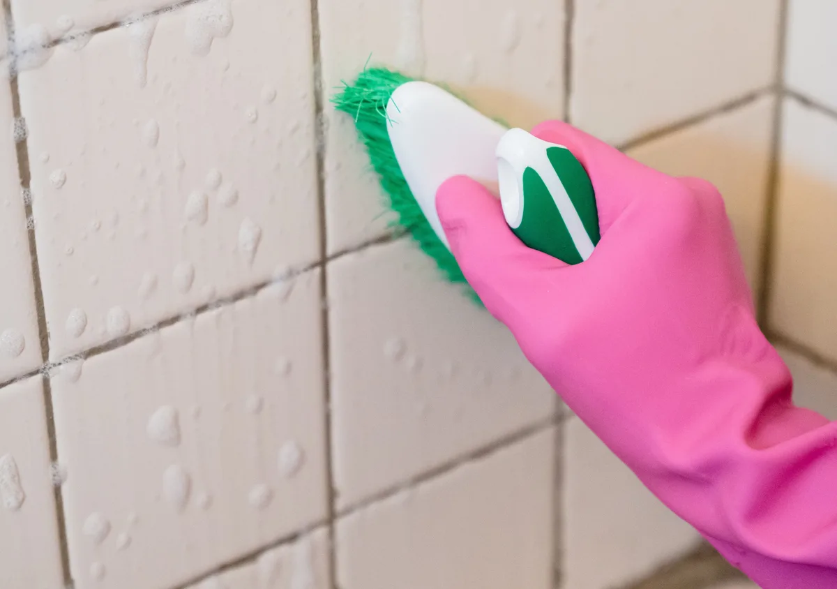 Azulejo manchado e piso do box encardido: o passo a passo seguro para limpar o banheiro sem misturar produtos perigosos