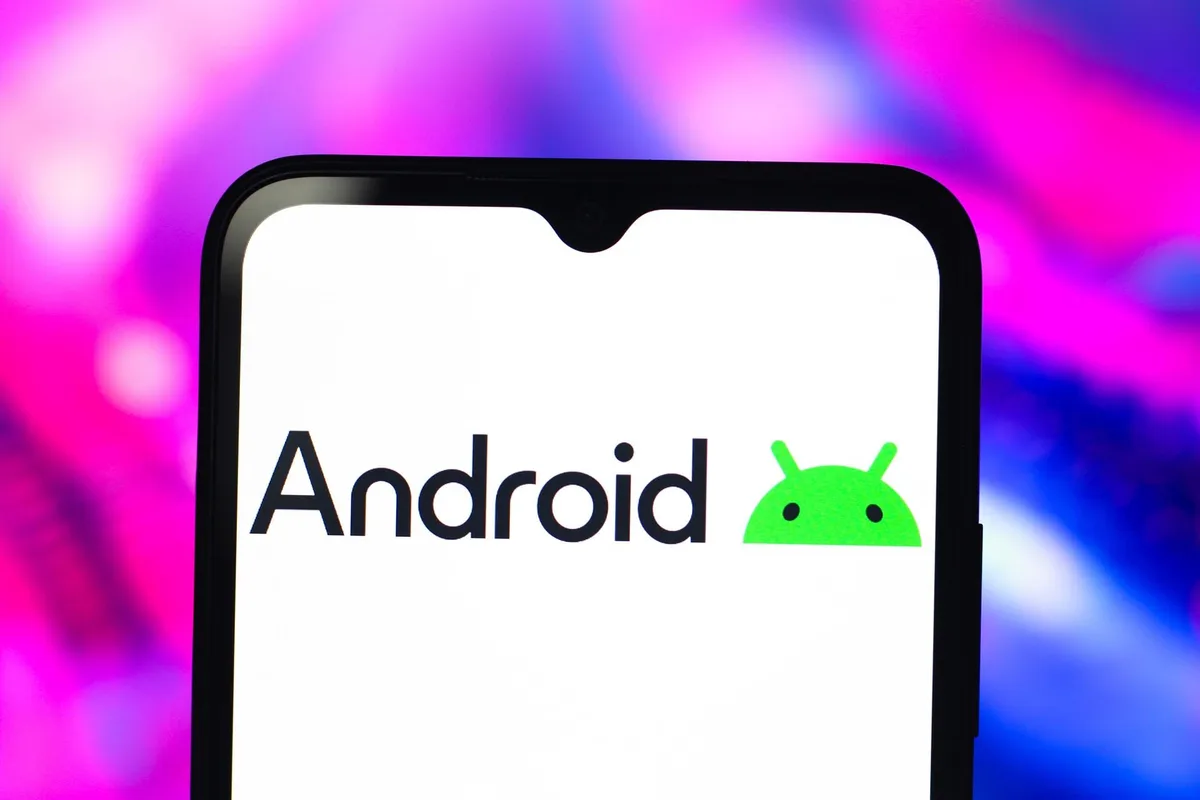 Una 'app' misteriosa se ha instalado en millones de móviles Android para vigilar el consumo del sistema