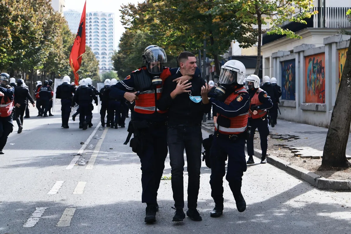 Albania eleva a 156 los heridos en protestas en Tirana y acusa a la oposición de instrumentalizar la violencia
