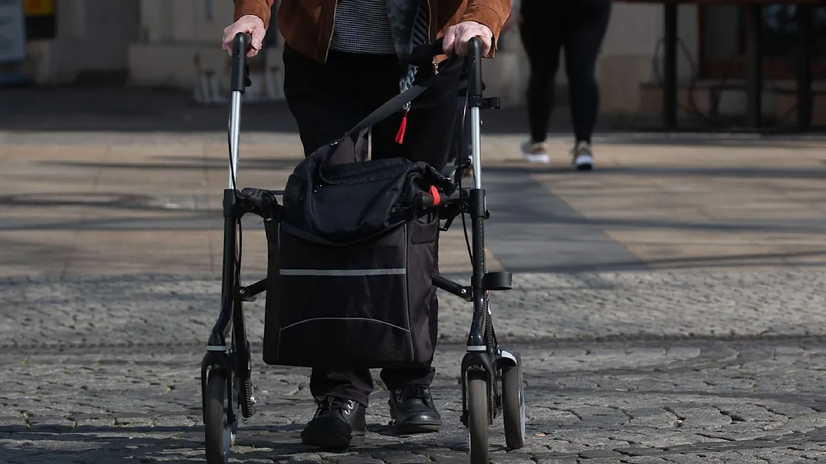 Dreister Ketten-Klau - Kind umarmt Seniorin, dann ist das Gold weg