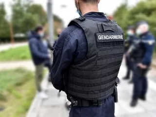 Il voulait fuir les gendarmes : un jeune de 20 ans arrêté dans un hôtel à Niort, en possession de drogue et de munitions