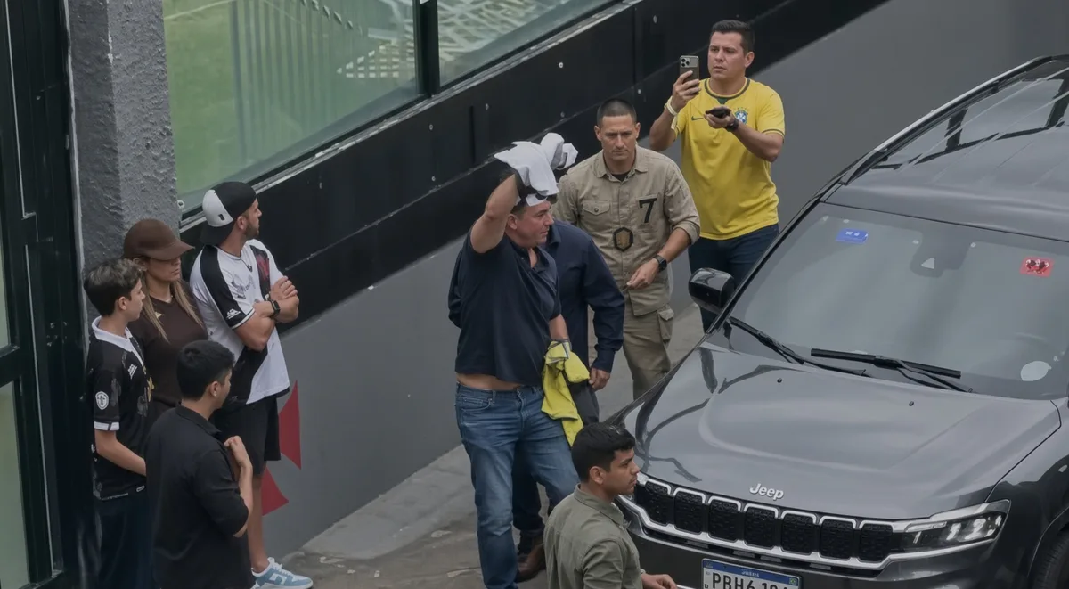 O ‘carinho da torcida’ com Flávio Bolsonaro em São Januário