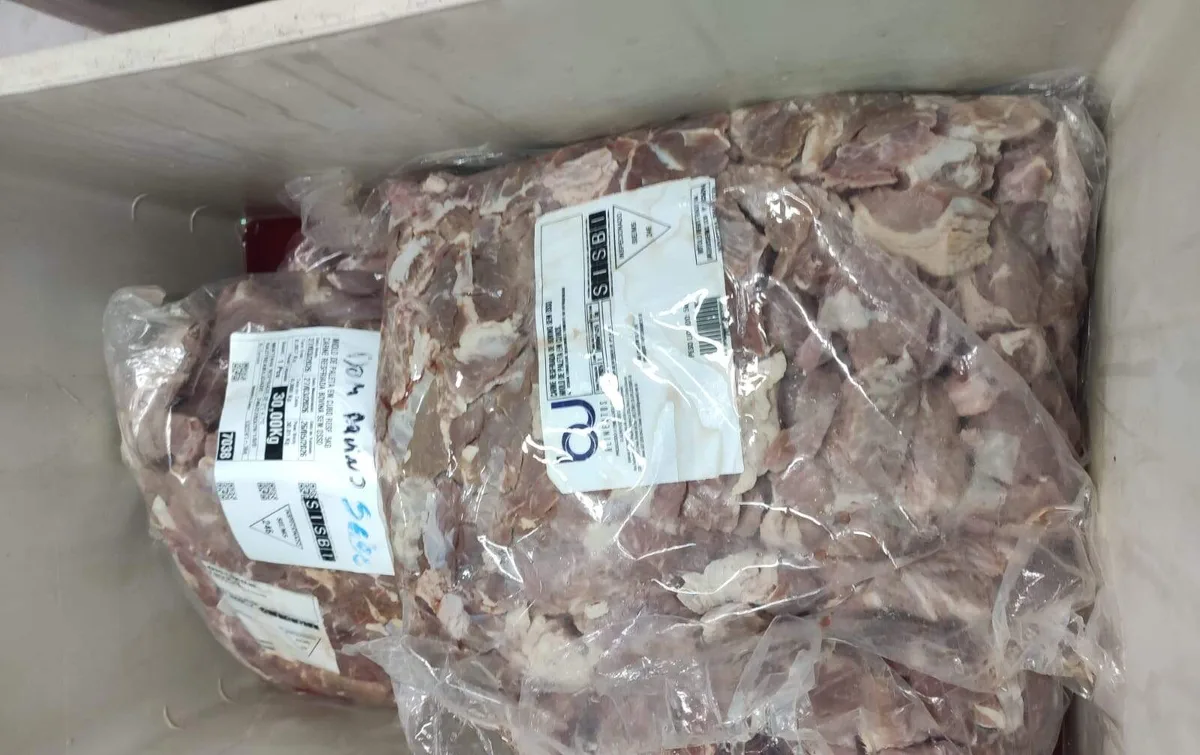 Denúncia mostra carnes descongeladas fora da refrigeração em cozinha do Sesc