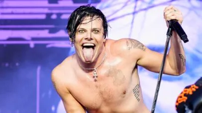 Yungblud faz surfa na plateia em uma cadeira de rodas enquanto se apresenta com a perna quebrada
