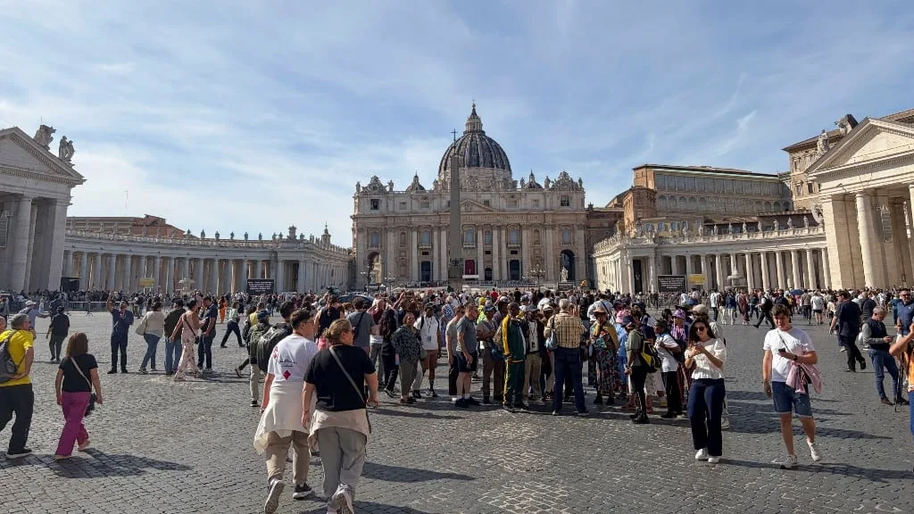 La salud de León XIV: el Vaticano redefine la agenda papal y los fieles rezan por su recuperación en la plaza de San Pedro