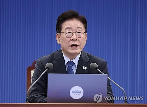 李대통령 지지도 33.8%로 최저…민주 36.1%·국힘 42.1% 역전[리얼미터]