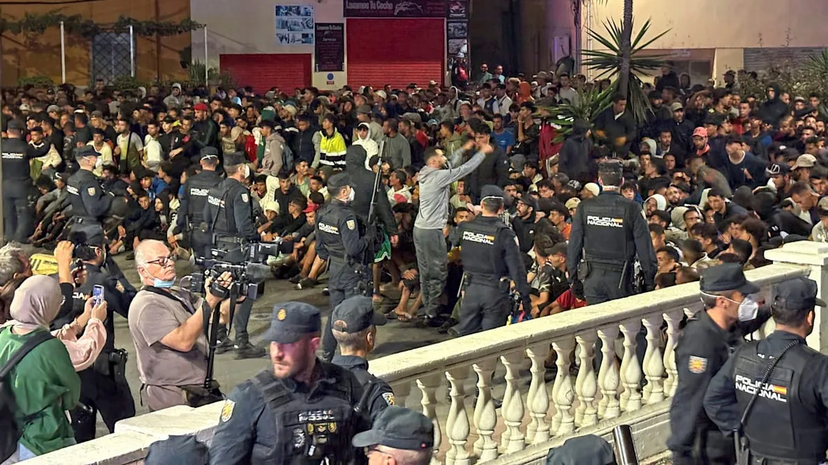 Tumulte in Ceuta – Polizei muss bei Verlegung von Hunderten Migranten eingreifen