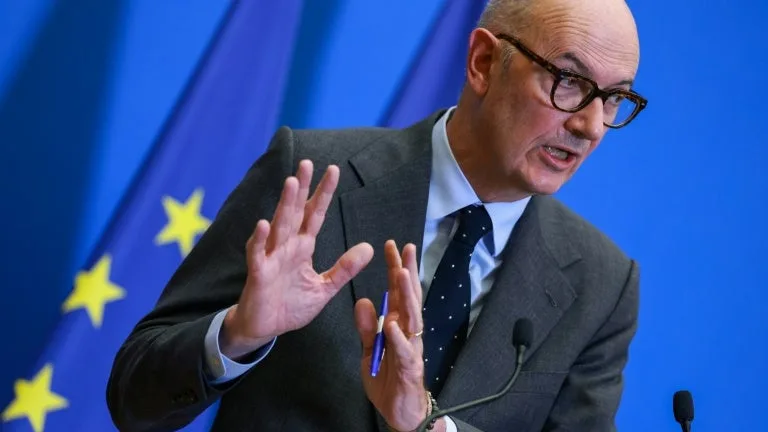 "À partir de novembre": Roland Lescure estime qu'il faut attendre plusieurs semaines avant l'arrivée des 10 millions de barils libérés (ils devraient faire chuter les prix à la pompe de 12 à 18 centimes)