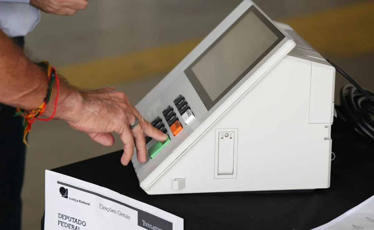 Perfil dos candidatos nas Eleições 2026: homens, brancos e com mais de 45 anos são maioria nas urnas