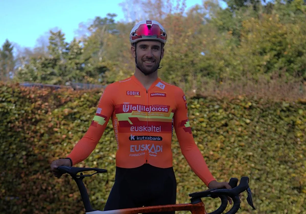 El equipo Euskaltel difumina la bandera española del maillot de uno de sus fichajes estrella