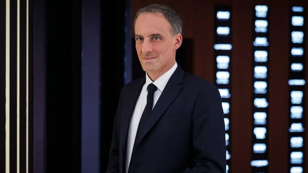 Esquerda social-democrata francesa escolhe eurodeputado de perfil atípico como candidato à presidência