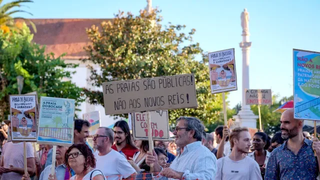 Protesto contra privatização de praias da Arrábida reúne "centenas"