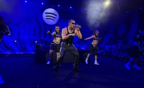 "El Bogueto" ofrece show privado en colaboración con Spotify; asisten 700 personas
