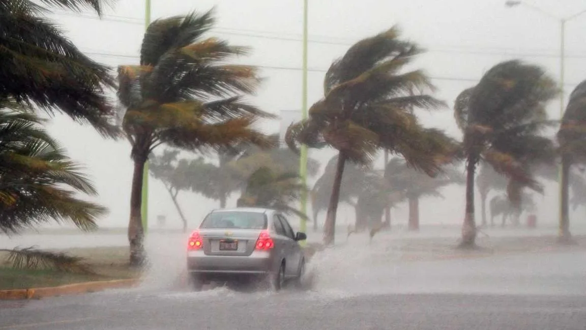 Se aproxima Huracán categoría 4 a México; tocará tierra y azotará con fuertes lluvias y vientos a estos estados