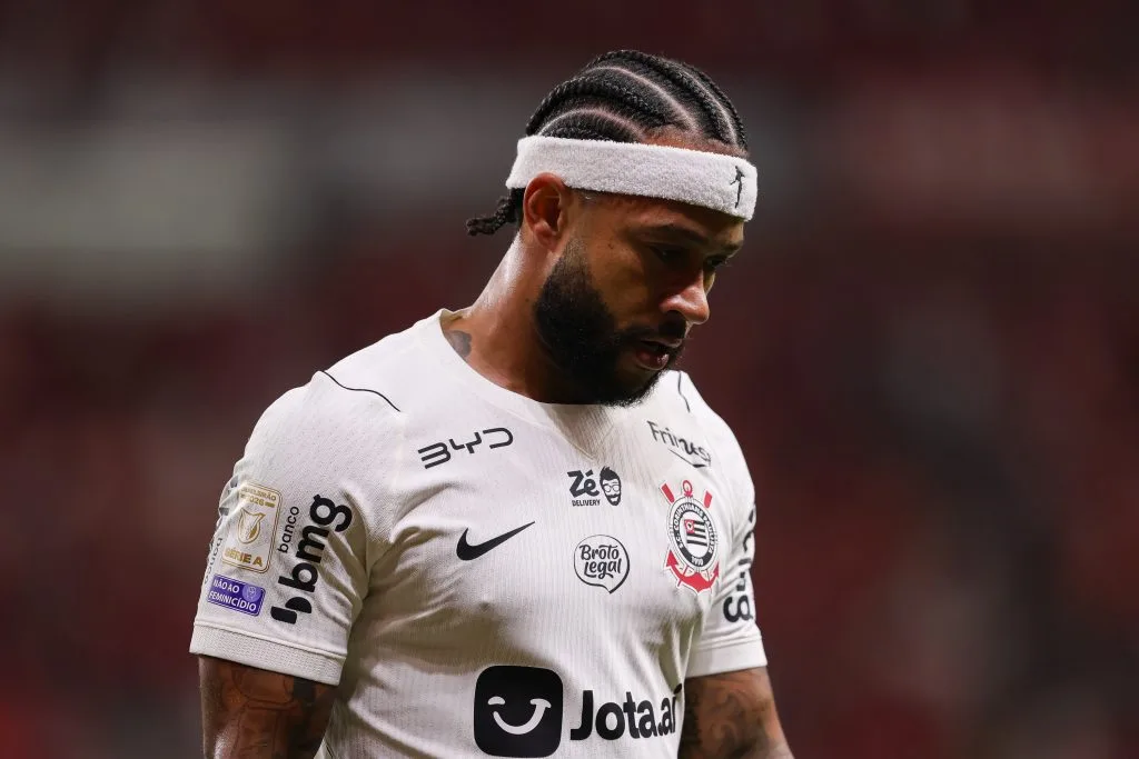 Torcidas organizadas do Corinthians pedem saída de Marcelo Paz e afastamento de Memphis Depay