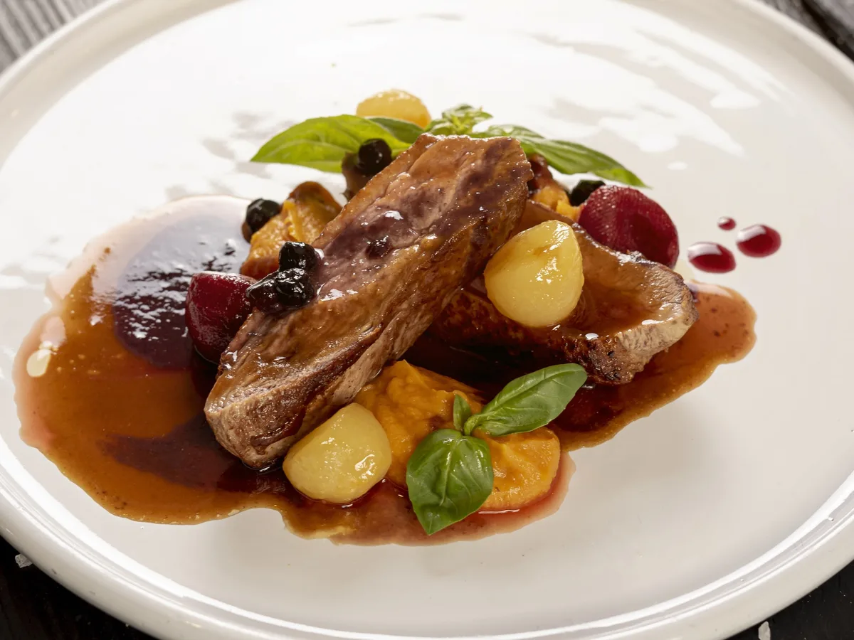 Solomillo de cerdo con salsa de melocotón, una receta elegante y muy fácil para sorprender