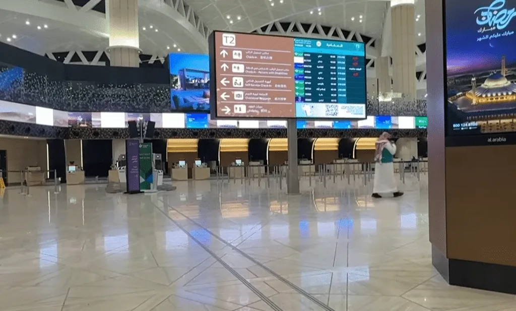 Misil impacta principal aeropuerto de Arabia Saudita y deja 12 muertos y 309 heridos