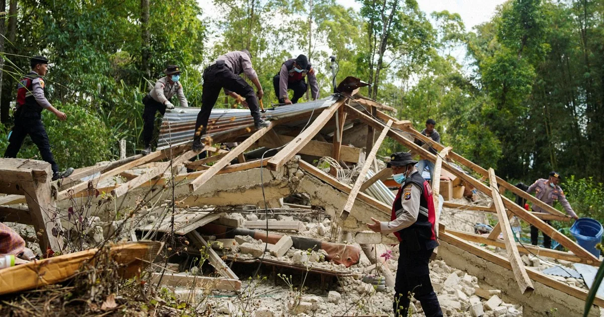 インドネシア地震、死者53人に 住宅1300戸以上が損壊