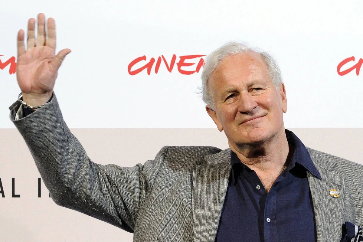 Morre John Irvin, diretor britânico de 'Hamburger Hill' e 'Robin Hood', aos 86