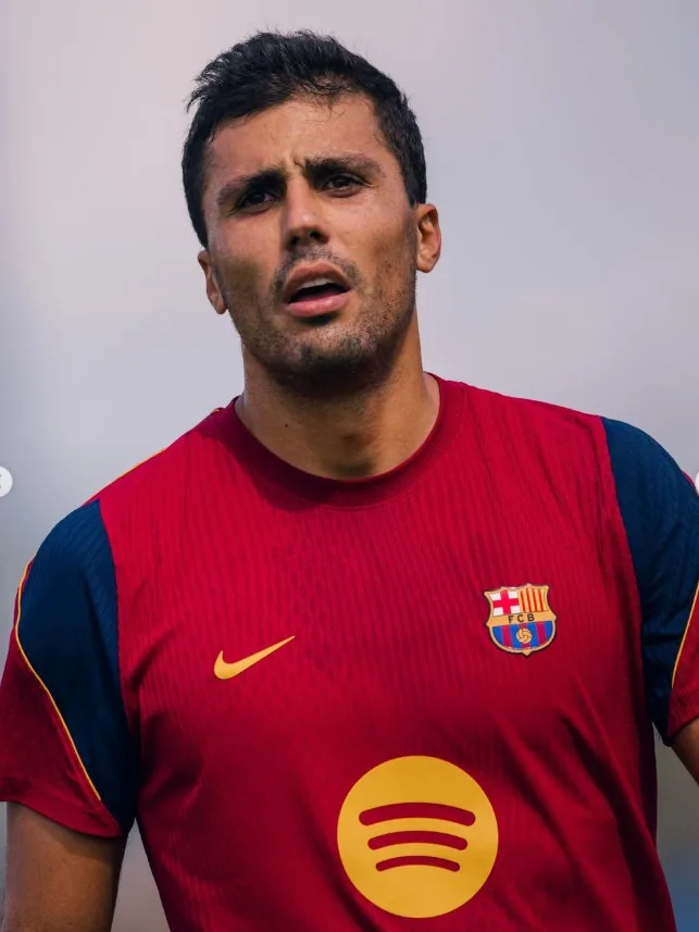Rodri treina com o elenco do Barcelona e pode estrear na quinta-feira
