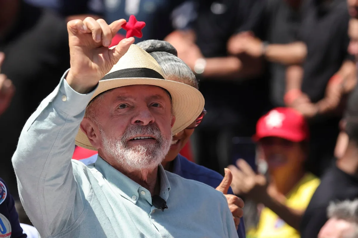 Lula ofrece ayuda a pobres, subsidio a gasolinas y beneficios a empresarios previo a elecciones en Brasil