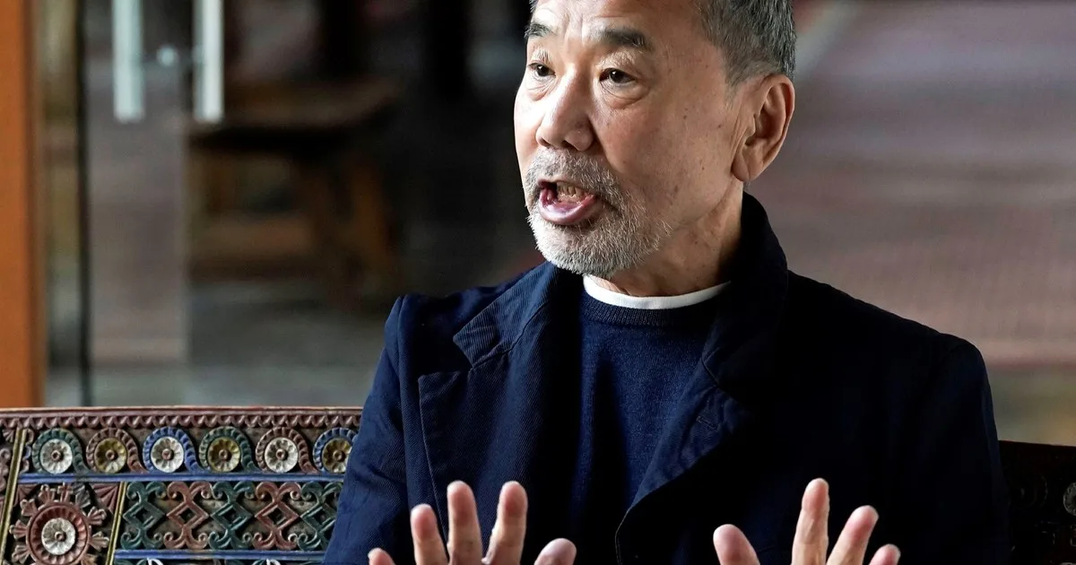 Haruki Murakami, escritor japonés, 77 años: "No podemos simplemente sentarnos y mirar nuestras heridas para siempre. Debemos levantarnos y seguir adelante"