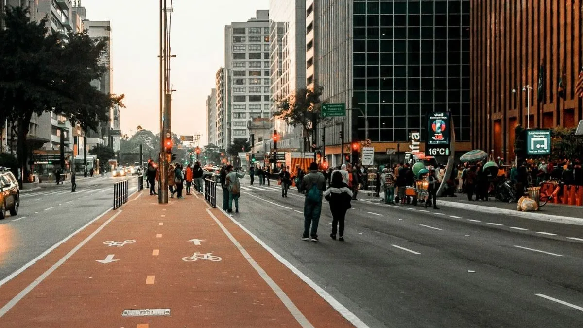 Justiça contraria regra da Prefeitura e libera equipamentos para artistas de rua na Paulista; veja o que muda
