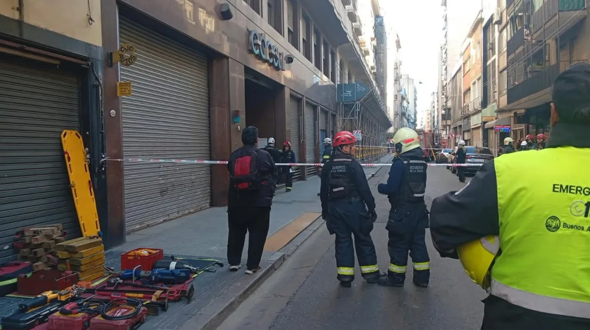 Se derrumbó una obra en construcción en la terraza del edificio central de Edesur en Monserrat: hay cuatro heridos