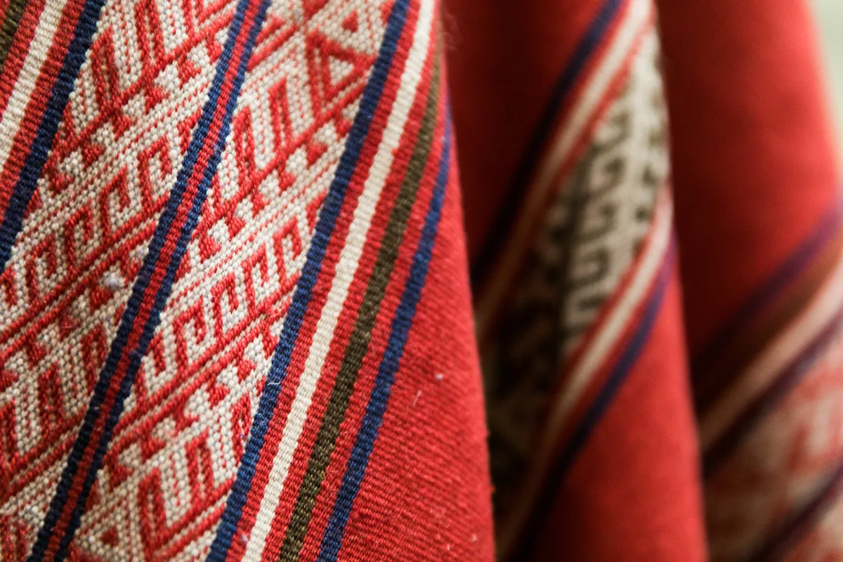 El poncho, una raíz visible que nos conecta con el suelo